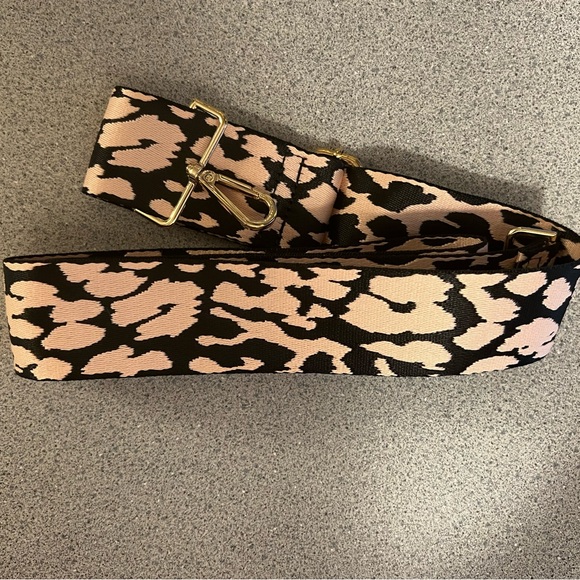 💕💕Adorable crossbody with trendy guitar strap💕💕 - Picture 2 of 5